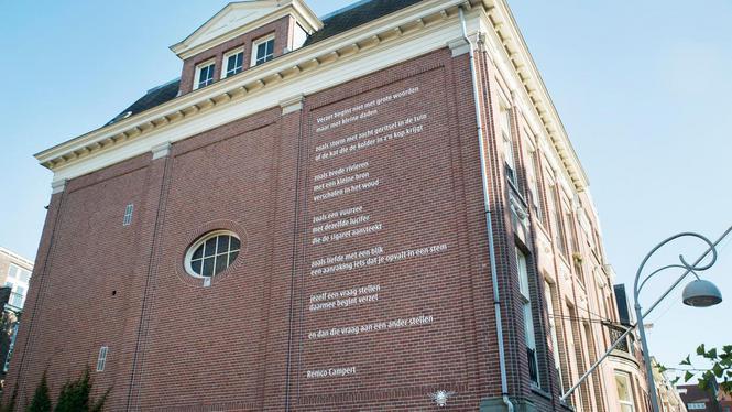Amsterdam - 15 juni 2017 - Reportage - Remco Campert onthult gedicht op gevel bij de Bezige Bij